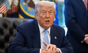 乌克兰被卖得干脆！特朗普“两头吃”，威逼乌克兰7天内接受和平方案，泽连斯基只改了一条