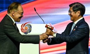 马科斯执掌东盟，菲律宾军方立即放话，不许船只进仁爱礁，否则后果自负！