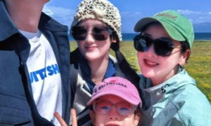 经超夫妇现身机场，小李琳瘦好多看着更年轻，再没人说俩人像母子