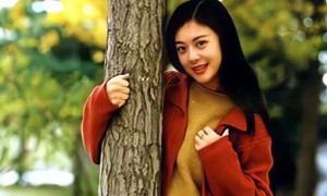 她曾是央视主持人，远嫁欧洲入英国国籍，后49岁离婚回国捞金