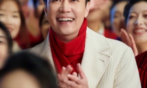 辛柏青吃饭被偶遇，瘦了老了破碎感太强，一旁李乃文不停给他夹菜