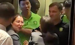 回放王刚张玉宁与国安球迷冲突 冲出电梯愤怒对喷(图)