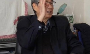 杨振宁葬礼：高规格，盖国旗，疑孙子捧遗像！翁帆首露面神情哀伤