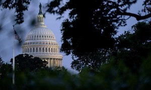 美两党围绕“停摆”继续缠斗甩锅,特朗普抽身访中东