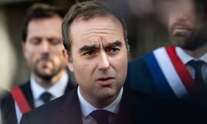 马克龙再选勒科尔尼当总理遭批,法媒:没有议会支持的总统,只会陷入更深孤立